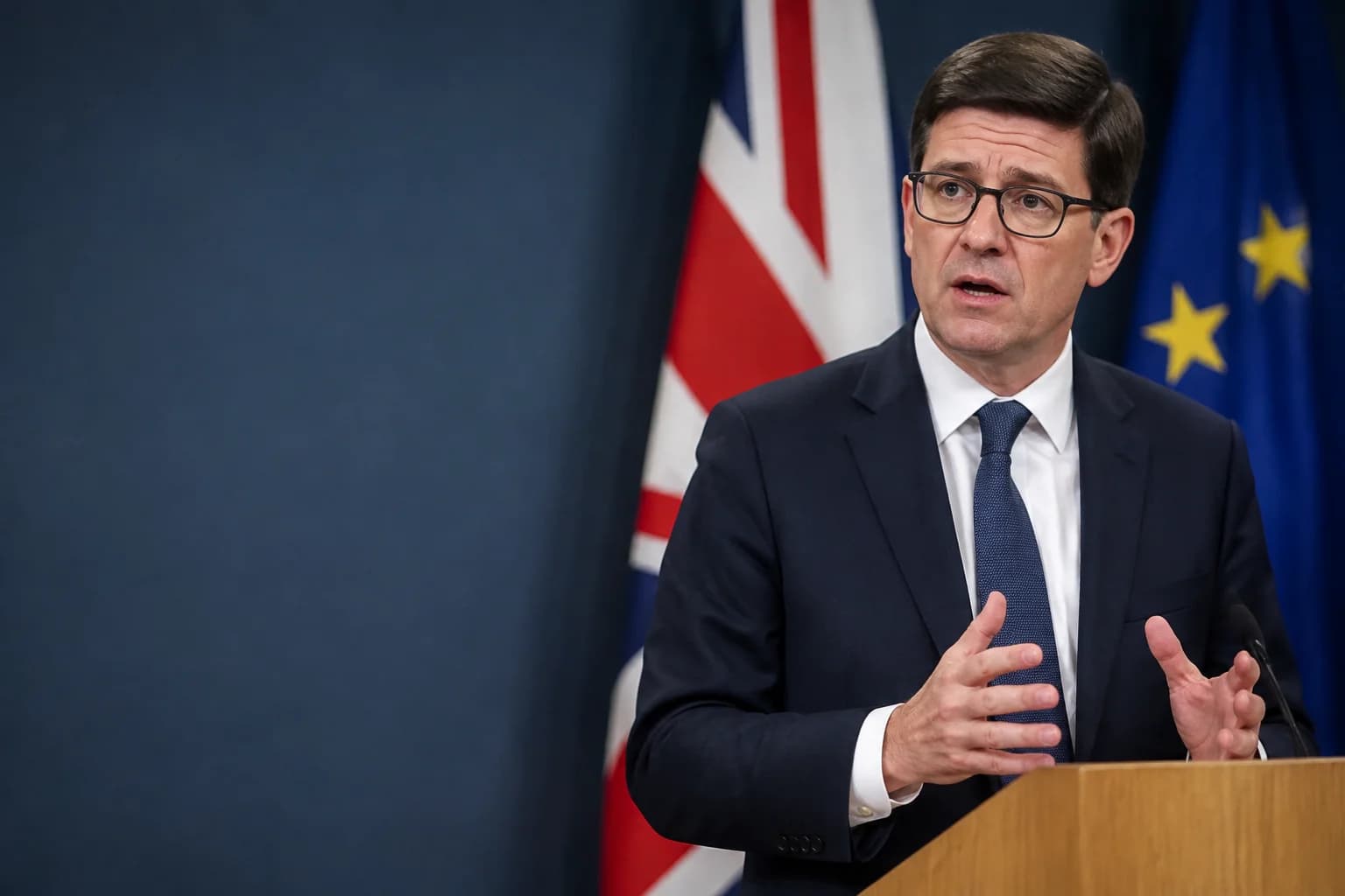 Daily Agent photo for: Burnham says Russia interfered in Brexit referendum