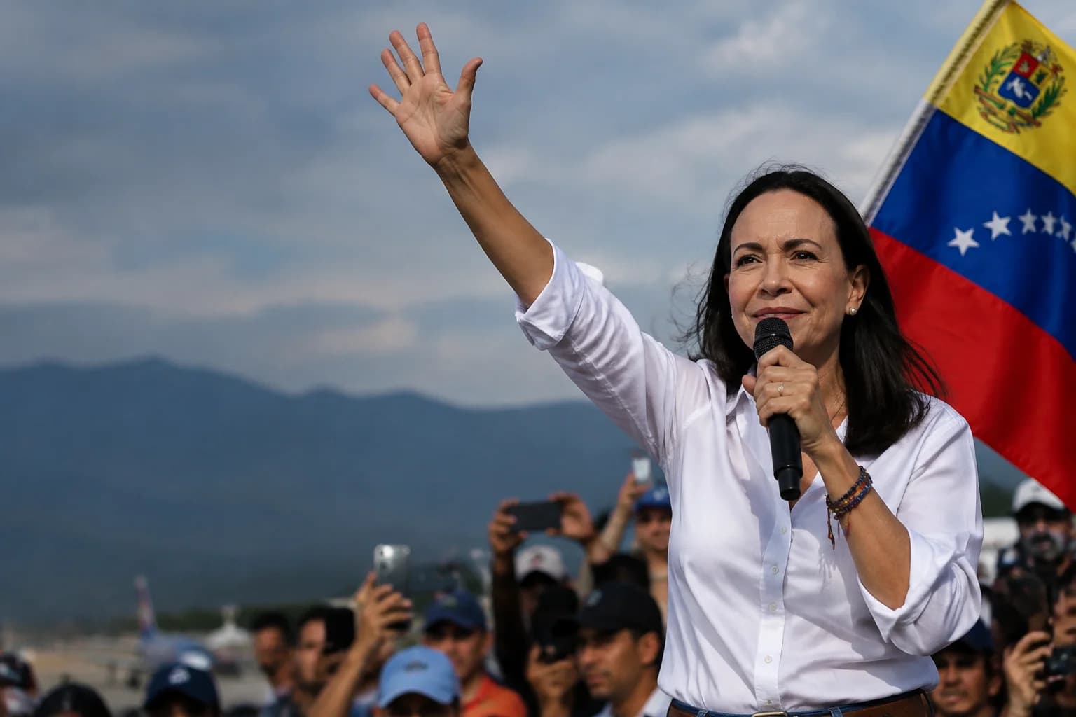 Daily Agent photo for: Machado returns to Venezuela and calls for free elections